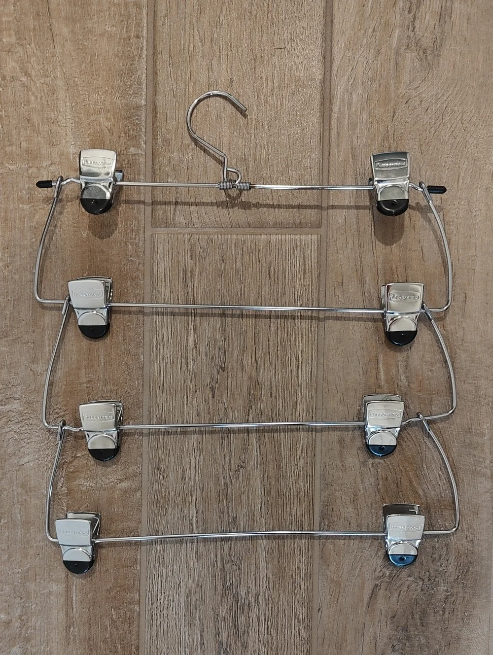 EUC Rubbermaid Skirt Hanger